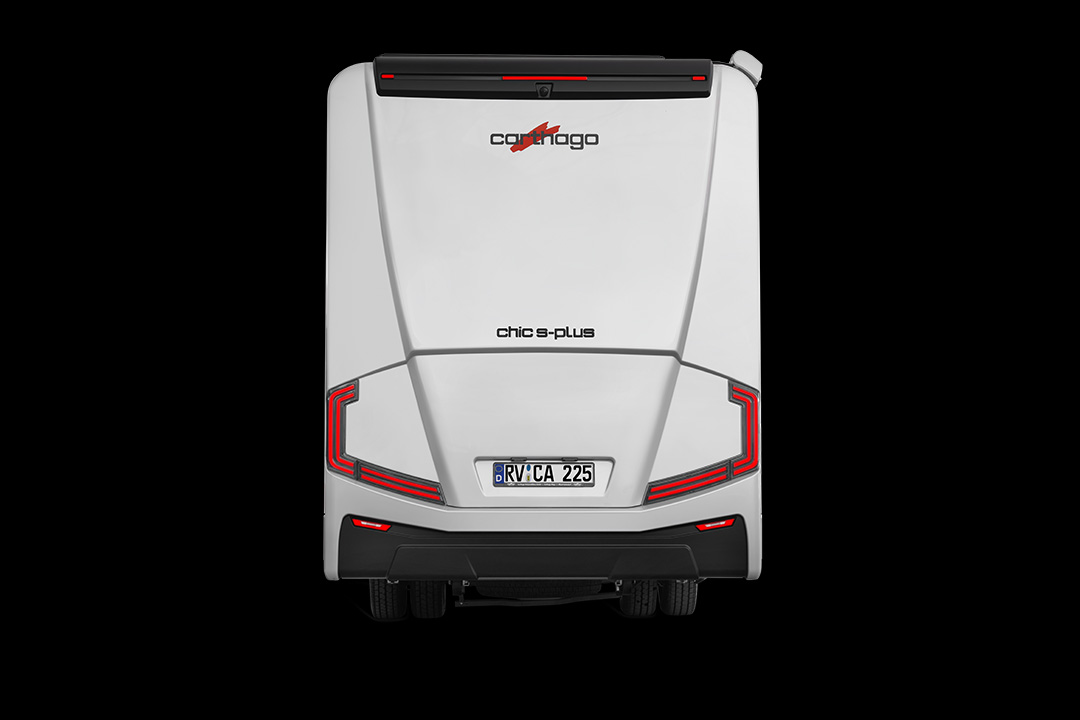 Rückansicht eines weißen Carthago Chic C-Line-Wohnmobils, das an das markante Design des Carthago Chic S Plus erinnert, vor schwarzem Hintergrund, mit den Rückleuchten, der Heckscheibe und dem europäischen Kennzeichen RV CA 225.
