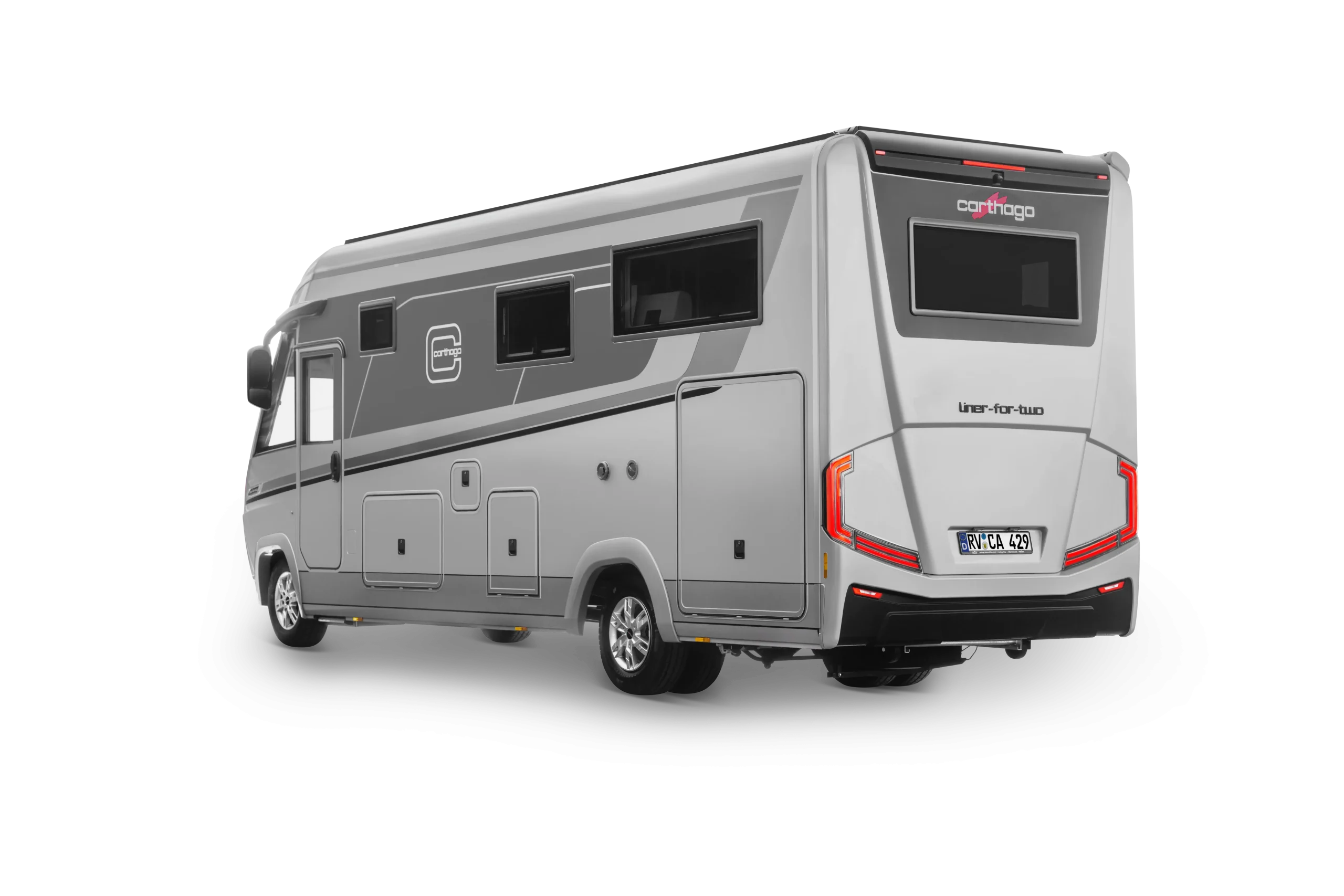 Auf weißem Hintergrund ist ein silbernes Carthago Liner-for-Two-Wohnmobil von hinten links zu sehen, das sich durch große getönte Scheiben, elegante Designlinien und ein deutsches Kennzeichen auszeichnet.