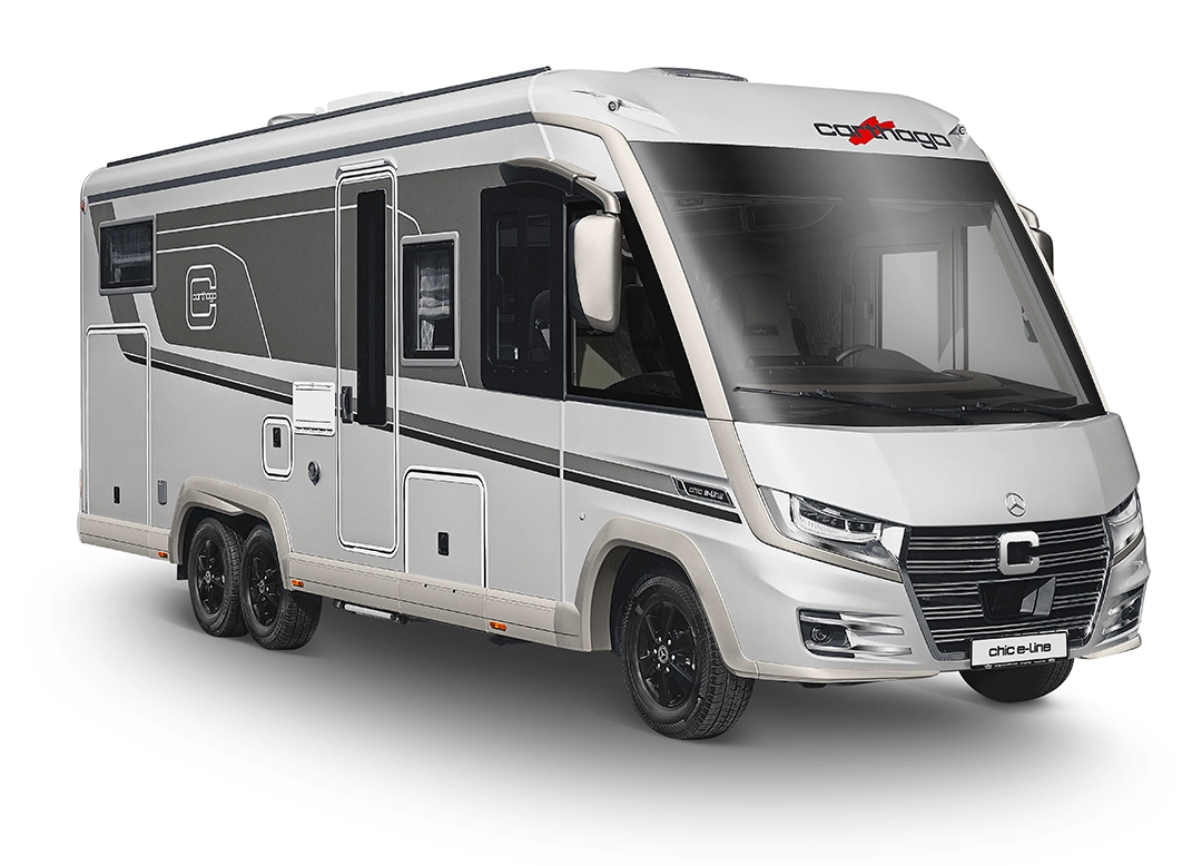 Ein modernes, silber-schwarzes Carthago Chic E-Line-Wohnmobil mit sechs Rädern, großen Fenstern und einem schlanken, aerodynamischen Design, abgebildet vor weißem Hintergrund.