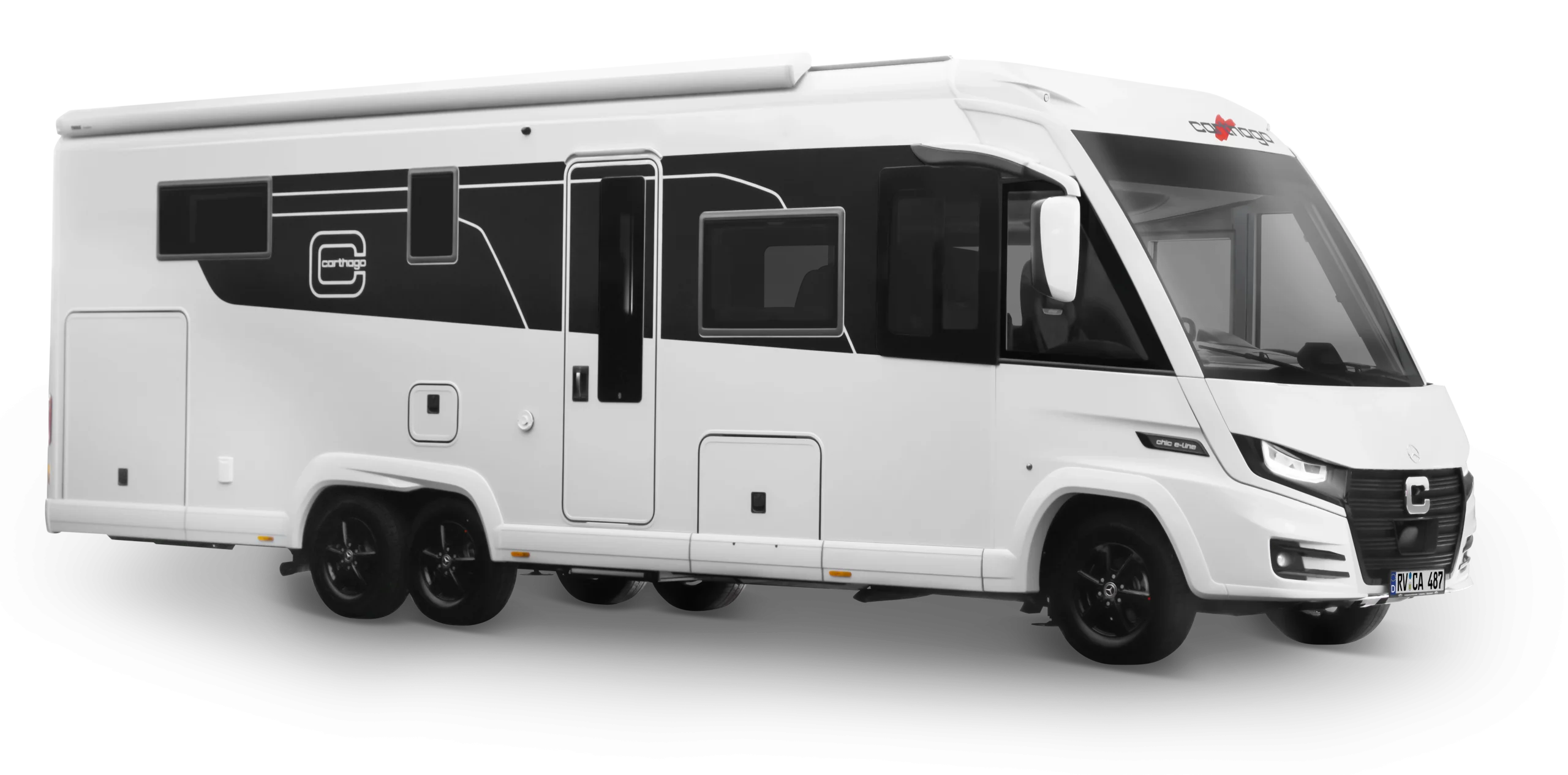 Ein modernes, weißes Carthago Chic E-Line-Wohnmobil mit schwarzen Akzenten, sechs Rädern, großen Fenstern und einer verlängerten Markise, abgebildet vor einem weißen Hintergrund.