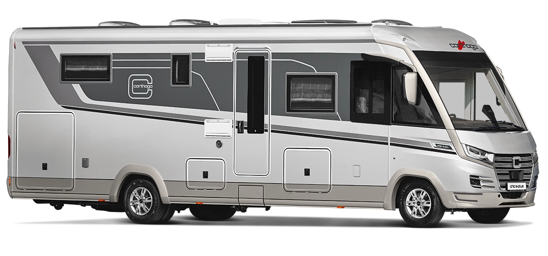 Ein silber-graues Carthago Chic S Plus-Wohnmobil mit großen Fenstern, zahlreichen Staufächern und markanten schwarz-weißen Grafiken an der Seite, geparkt vor einem weißen Hintergrund.