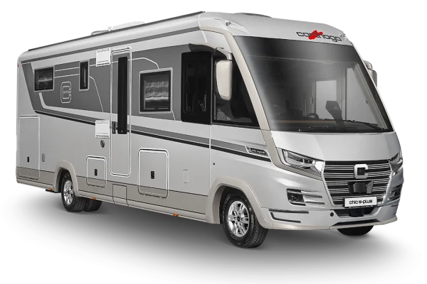 Ein modernes silbernes Wohnmobil, der Carthago Chic S Plus, mit getönten Scheiben, zahlreichen Staufächern und einer eleganten schwarz-grauen Grafik an den Seiten, ist vor einem weißen Hintergrund abgebildet.