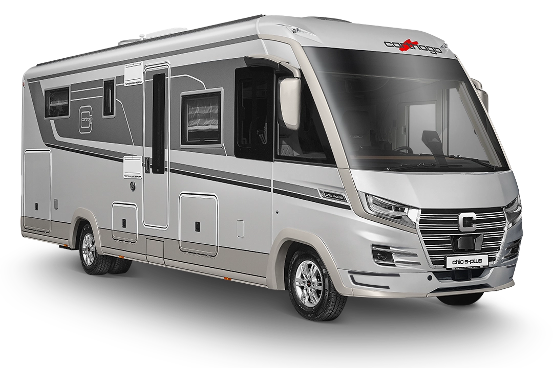 Ein modernes silbernes Wohnmobil, der Carthago Chic S Plus, mit getönten Scheiben, zahlreichen Staufächern und einer eleganten schwarz-grauen Grafik an den Seiten, ist vor einem weißen Hintergrund abgebildet.