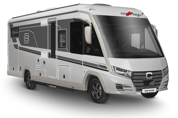 Ein modernes, silber-weißes Wohnmobil der Carthago Chic E-Line mit schwarzen Akzenten steht vor einem weißen Hintergrund; es besticht durch große Fenster und ein elegantes, zeitgemäßes Design.