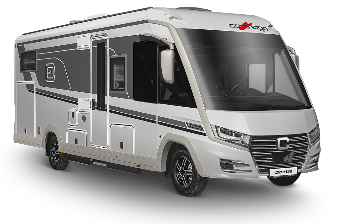 Ein modernes, silber-weißes Wohnmobil der Carthago Chic E-Line mit schwarzen Akzenten steht vor einem weißen Hintergrund; es besticht durch große Fenster und ein elegantes, zeitgemäßes Design.