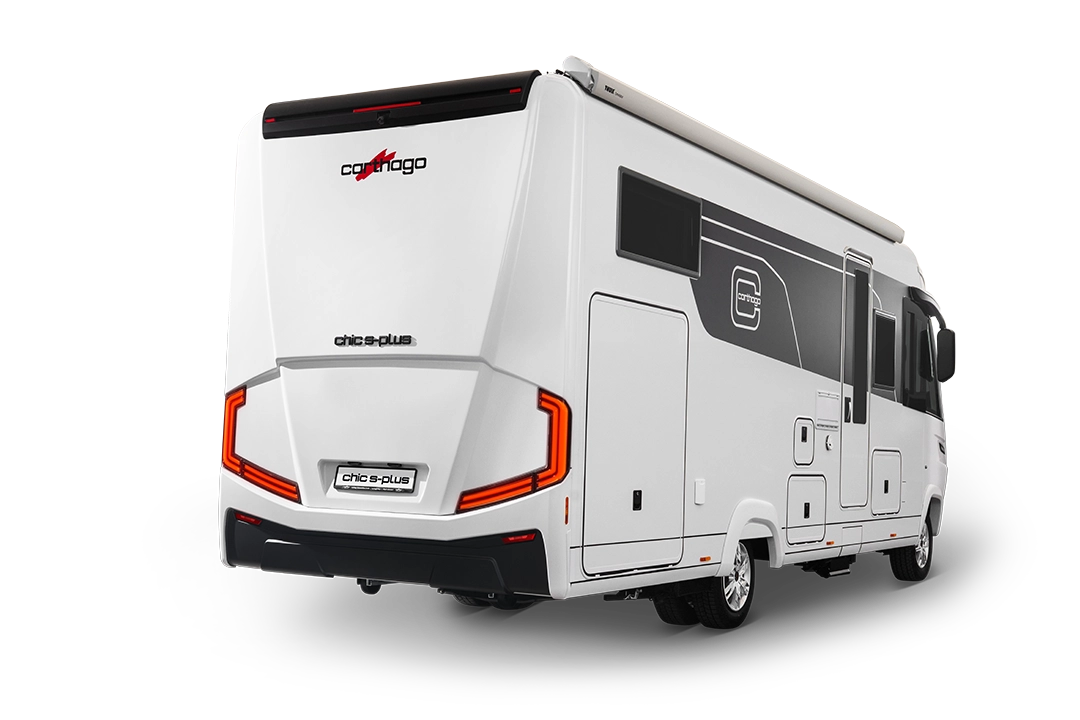 Ein weißes Wohnmobil vom Typ Carthago Chic C-Line ist von hinten zu sehen. Es verfügt über moderne Rückleuchten, ein großes Seitenfenster, Staufächer und eine ausfahrbare Markise. Dieses Premium-Fahrzeug verkörpert das zeitgemäße Design, das für die gesamte Carthago Chic S Plus-Baureihe charakteristisch ist. Der Hintergrund ist einfarbig und hellgrau.