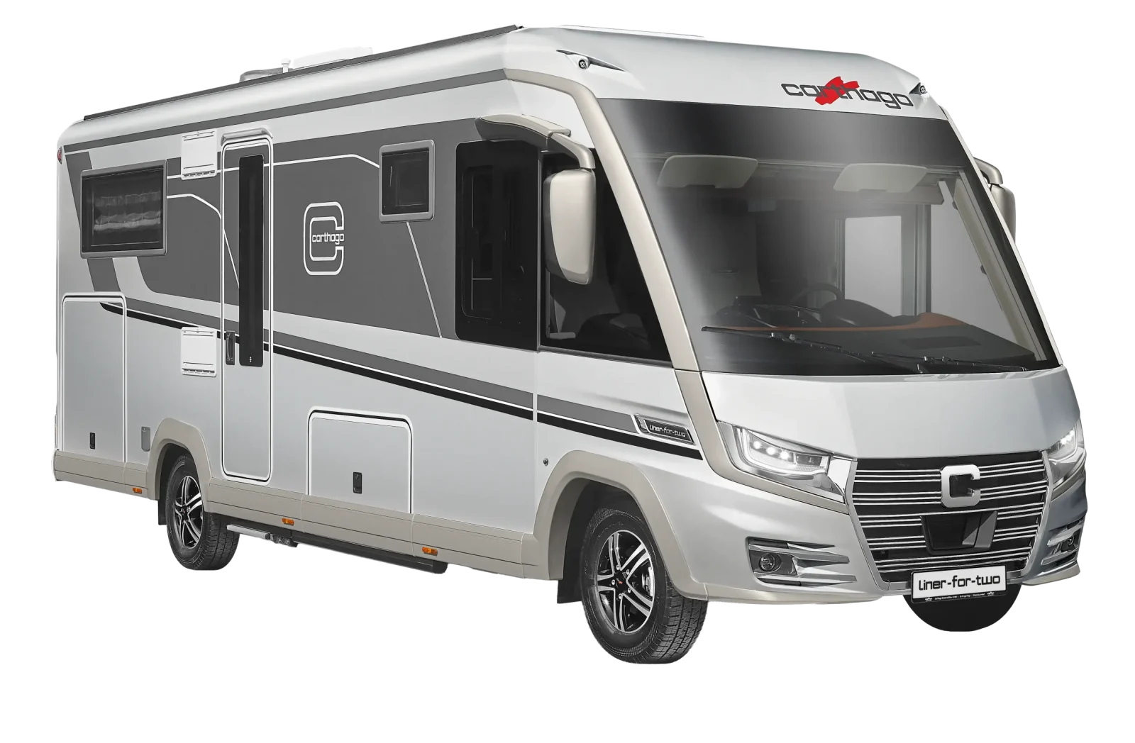 Ein modernes, silber-graues „Carthago Liner for Two“-Wohnmobil mit großen Fenstern, klaren Linien und schwarzen Akzenten, abgebildet vor weißem Hintergrund.