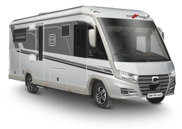 Ein modernes, silber-graues „Carthago Liner for Two“-Wohnmobil mit großen Fenstern, schlanken Linien und Chromakzenten, das vor einem weißen Hintergrund geparkt ist.