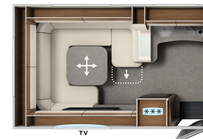Draufsicht auf den Innenraum eines Carthago Liner-for-Two-Wohnmobils mit einem L-förmigen Sofa um einen Tisch herum, einem Küchenbereich mit Herd und Kühlschrank sowie einem Fernseher gegenüber der Sitzgruppe. Die Pfeile zeigen die Verstellmöglichkeiten des Tisches und einen möglichen Durchgang an.