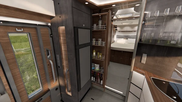 Moderner Wohnmobil-Innenraum eines Carthago Chic E-Line mit ausziehbarer Vorratskammer mit Flaschen, Küchenarbeitsplatten, einem Bett im hinteren Bereich, einem Fenster auf der linken Seite und durchgehend eleganten Schränken.