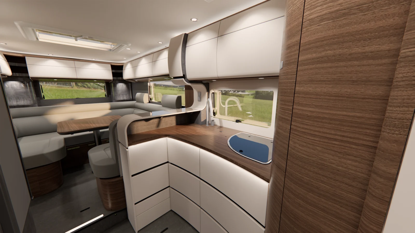 Moderne Wohnmobil-Innenausstattung mit Holz und weißen Schränken, einer L-förmigen Sitzecke, einem Esstisch und großen Fenstern mit Blick auf die grüne Landschaft draußen; der Carthago Liner for Two besticht durch ein helles, minimalistisches und geräumiges Design.