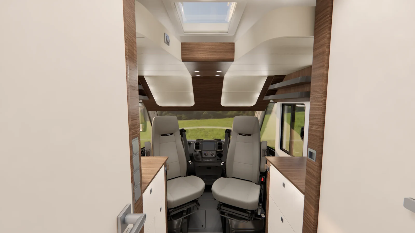 Innenansicht eines modernen Carthago Liner for Two-Wohnmobils mit zwei nach hinten gerichteten grauen Kapitänsstühlen, Holzschränken auf beiden Seiten und einem Dachfenster darüber. Durch die Frontscheiben ist eine grüne Landschaft zu sehen.
