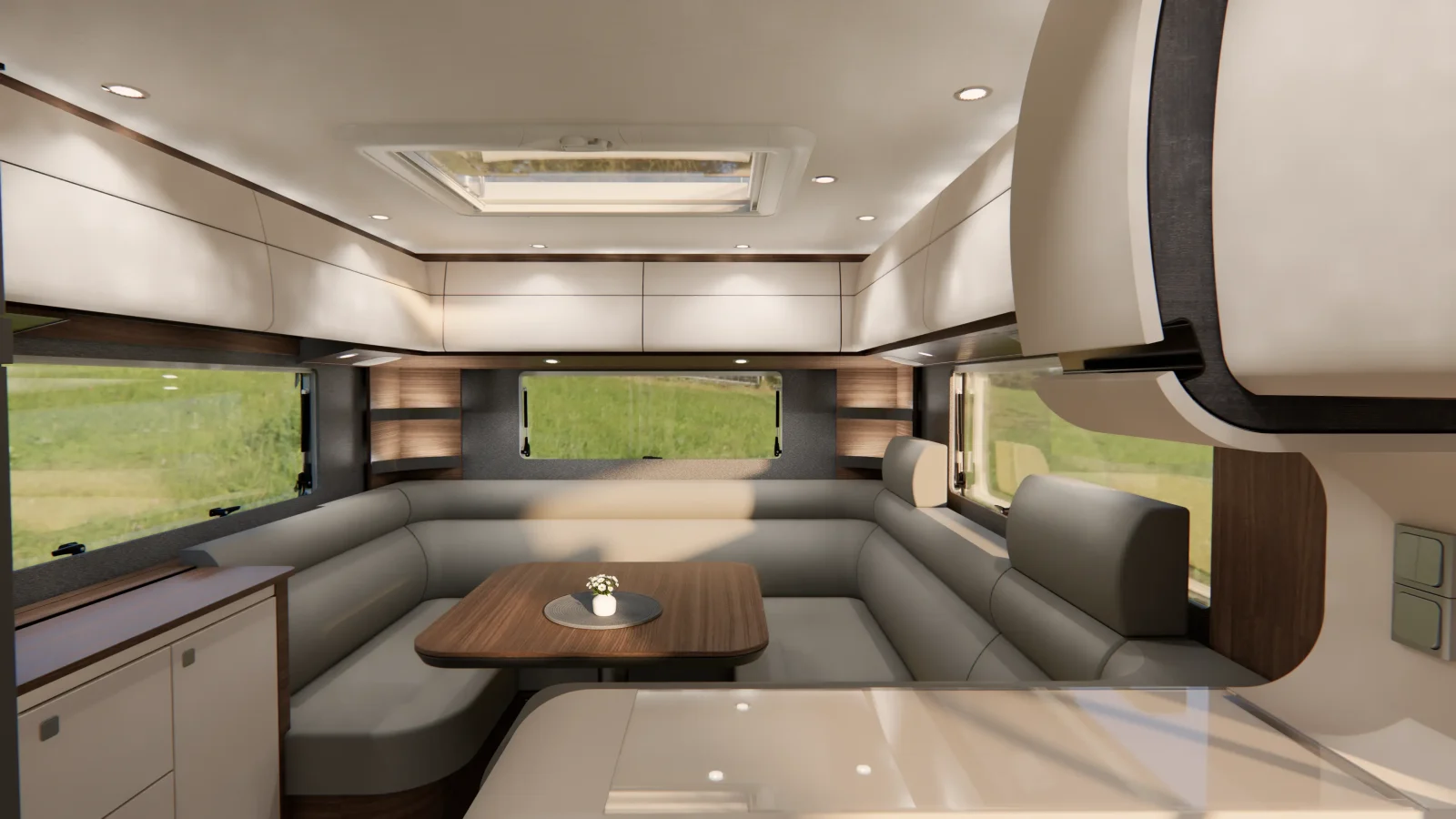 Moderne Wohnmobil-Innenausstattung, inspiriert vom Carthago Liner for Two, mit einem U-förmigen beigen Sofa, einem Holztisch, großen Fenstern mit Blick ins Grüne und Hängeschränken; ein Oberlicht lässt Tageslicht herein.