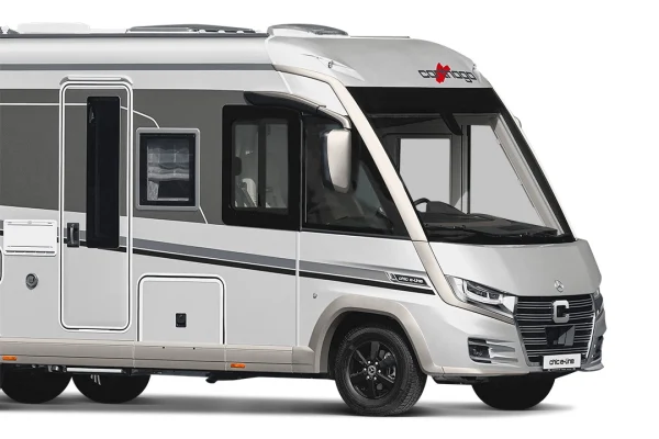 Ein modernes, weiß-graues Wohnmobil vom Typ Carthago Chic E-Line mit großen Fenstern, einer Seitentür und schwarzen Rädern, dargestellt von der Seite und von vorne vor einem weißen Hintergrund.