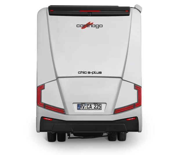 Rückansicht eines weißen Carthago Chic S-Plus-Wohnmobils mit roten Rückleuchten, Markenlogos und dem Kennzeichen „RV CA 225“. Das Design des Carthago Chic S-Plus zeichnet sich durch schlanke, moderne Linien und eine zentral angeordnete Rückfahrkamera aus.