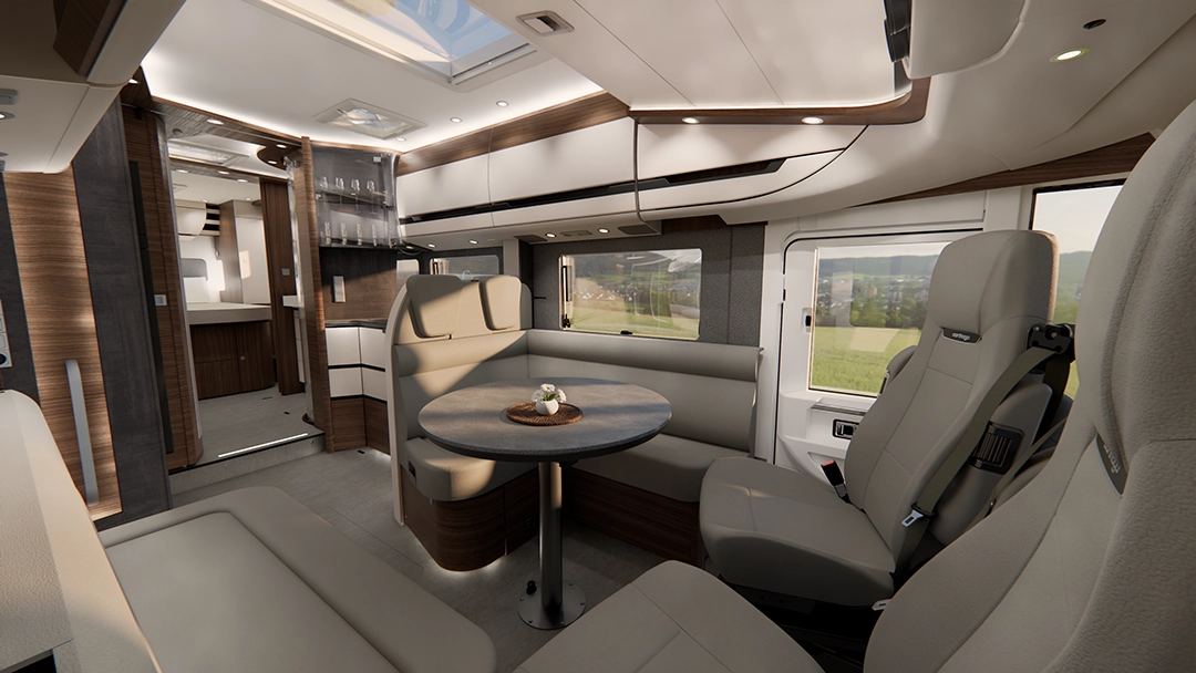 Ein modernes Wohnmobil-Interieur mit beigen Sitzen, einem runden Tisch mit einer kleinen Pflanze, Holzakzenten und großen Fenstern, die Tageslicht hereinlassen und so eine gemütliche und geräumige Atmosphäre schaffen – das sind die Markenzeichen des raffinierten Designs der Carthago Chic E-Linie.