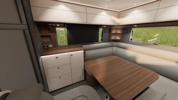 Moderne Innenausstattung des Carthago Liner for Two mit einem Holztisch, einer gepolsterten L-förmigen Sitzgruppe, weißen Schränken und Fenstern, durch die man das Grün draußen sehen kann. Deckenleuchten sorgen für eine warme Beleuchtung.