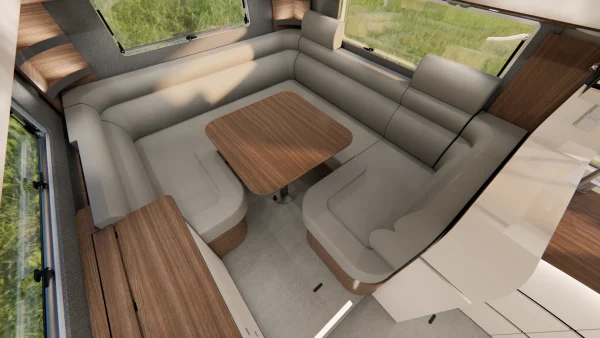 Ein modernes Wohnmobil-Interieur, inspiriert vom Carthago Liner for Two, mit hellgrauen U-förmigen Sitzgelegenheiten rund um einen Holztisch, großen Fenstern mit Blick auf die grüne Landschaft draußen sowie zusätzlichen Holzakzenten an Schränken und Verkleidungen.