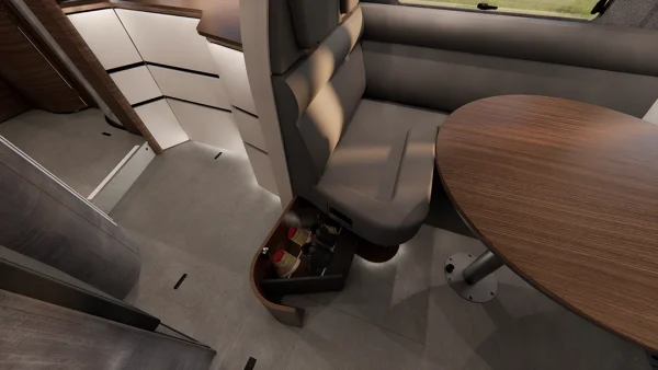 Moderner Wohnmobil-Innenraum mit einem geschwungenen Holztisch, einer gepolsterten Sitzbank und einer ausziehbaren Schublade unter dem Sitz, in der Flaschen und Gläser untergebracht sind. Der Innenraum dieses Carthago Chic E Line besticht durch ein klares, zeitgemäßes Design in neutralen Farben, das Komfort und Eleganz perfekt in Einklang bringt.