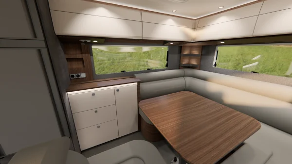 Die moderne Innenausstattung des Wohnmobils, inspiriert vom Carthago Liner for Two, besticht durch hellgraue Sitzgelegenheiten, die um einen Holztisch angeordnet sind, Einbauschränke, Holzakzente, große Fenster mit Blick auf die grüne Landschaft sowie Deckenleuchten, die für eine gemütliche, hell erleuchtete Atmosphäre sorgen.