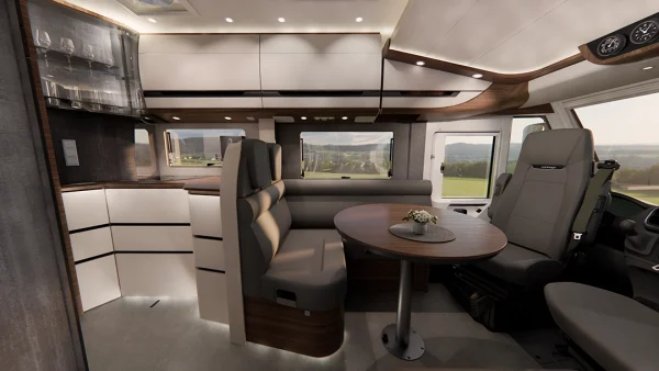 Moderne Wohnmobil-Innenausstattung, inspiriert von der Carthago Chic E-Linie, mit weißen Schränken, einer U-förmigen Sitzecke mit rundem Tisch, zwei Kapitänsstühlen und Fenstern, die einen malerischen Ausblick bieten. Auf dem Tisch steht eine kleine Vase mit Blumen. Helles und klares Design.