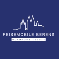 Weiße Silhouette der Skyline einer Stadt über den Schriftzügen „REISEMOBILE BERENS“ und „ROADHOME DELUXE“ auf einem einfarbigen blauen Hintergrund.