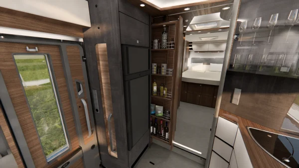 Moderne Wohnmobil-Innenausstattung mit Holzakzenten, einer ausziehbaren Vorratskammer voller Flaschen und Blick auf das Bett im hinteren Bereich. Große Fenster lassen Tageslicht herein, und auf der rechten Seite sind Küchenschränke und Arbeitsplatte zu sehen – ein Beispiel für das hochwertige Design, das man von einem Carthago Chic E-Line erwartet.