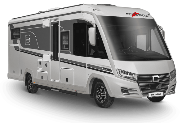 Un camping-car moderne, blanc, rehaussé de touches de noir et de gris, doté de grandes baies vitrées et d'un design épuré, garé sur un fond blanc.