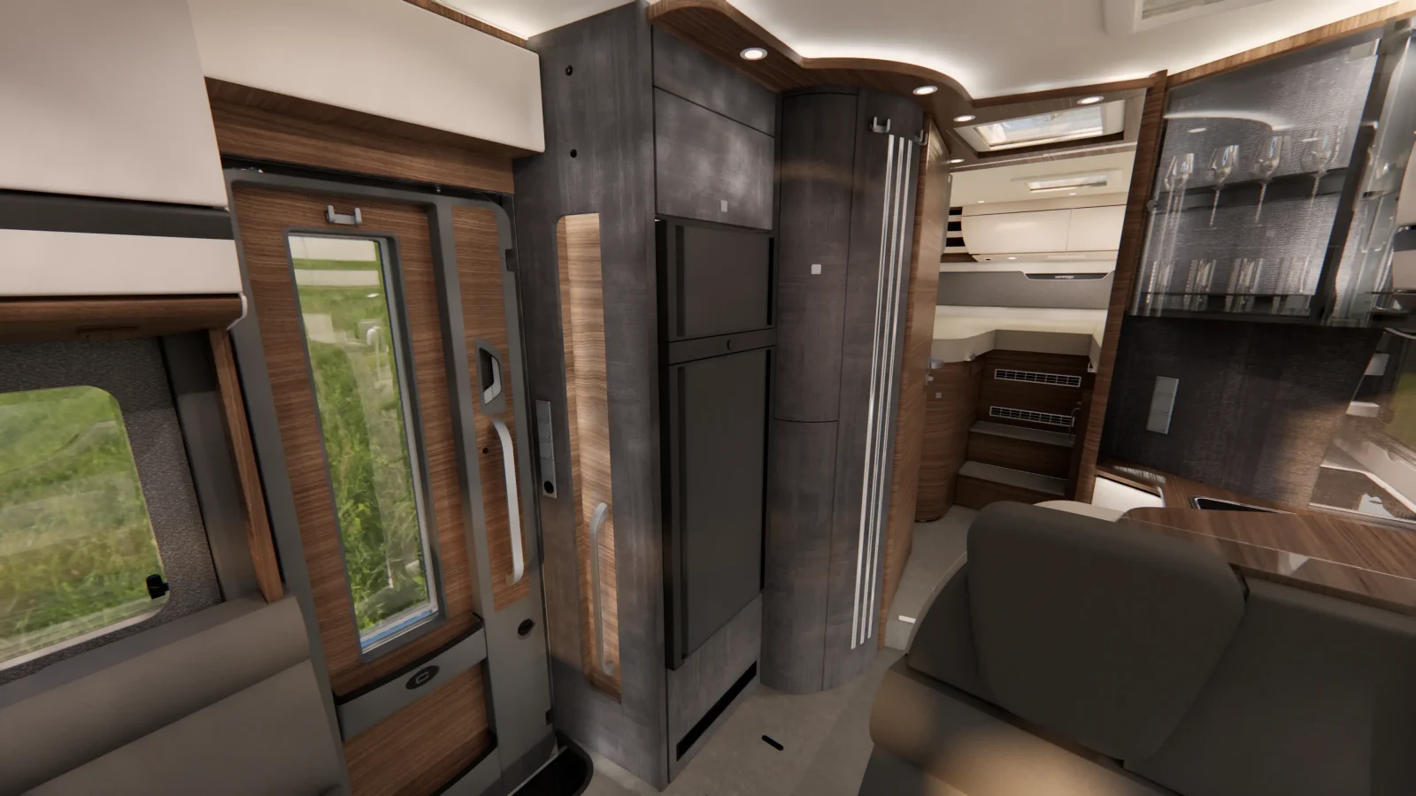 Innenraum eines modernen Wohnmobils der Carthago Chic E-Linie mit Holz- und dunkelgrauen Oberflächen, zu sehen sind ein Fenster, Sitzgelegenheiten, Schränke und ein Küchenbereich mit eleganten Einbaugeräten. Durch das Fenster fällt natürliches Licht herein.