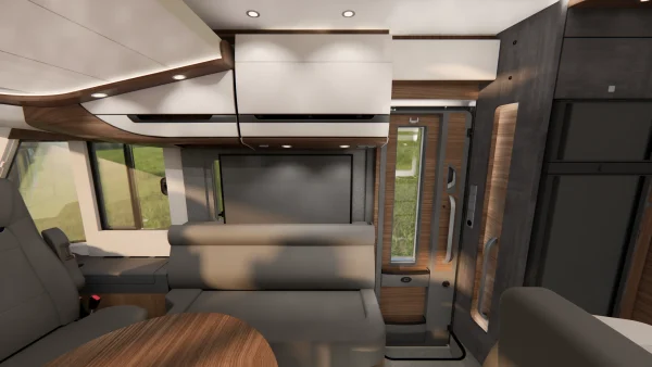 Modernes Wohnmobil-Interieur mit hellen und dunklen Holzakzenten, grauen Sitzgelegenheiten, einem runden Tisch, Fenstern und Hängeschränken. Von links fällt Tageslicht ein und bringt das kompakte, funktionale Design sowie die gemütliche Sitzanordnung zur Geltung – Markenzeichen des raffinierten Stils der Carthago Chic E-Linie.
