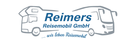 Logo mit den Umrissen von zwei Wohnmobilen, dem Schriftzug „Reimers Reisemobil GmbH“ und dem darunter in Schreibschrift stehenden Slogan „… wir leben Reisemobil“. Ergänzt durch den Hinweis: Starke Partner von Carthago – für Qualität und Vertrauen.