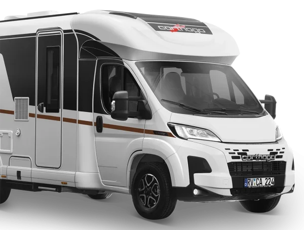 Weißer Carthago C-Tourer (teilintegriertes Wohnmobil), nach rechts geneigt, vor einem neutralen Hintergrund.