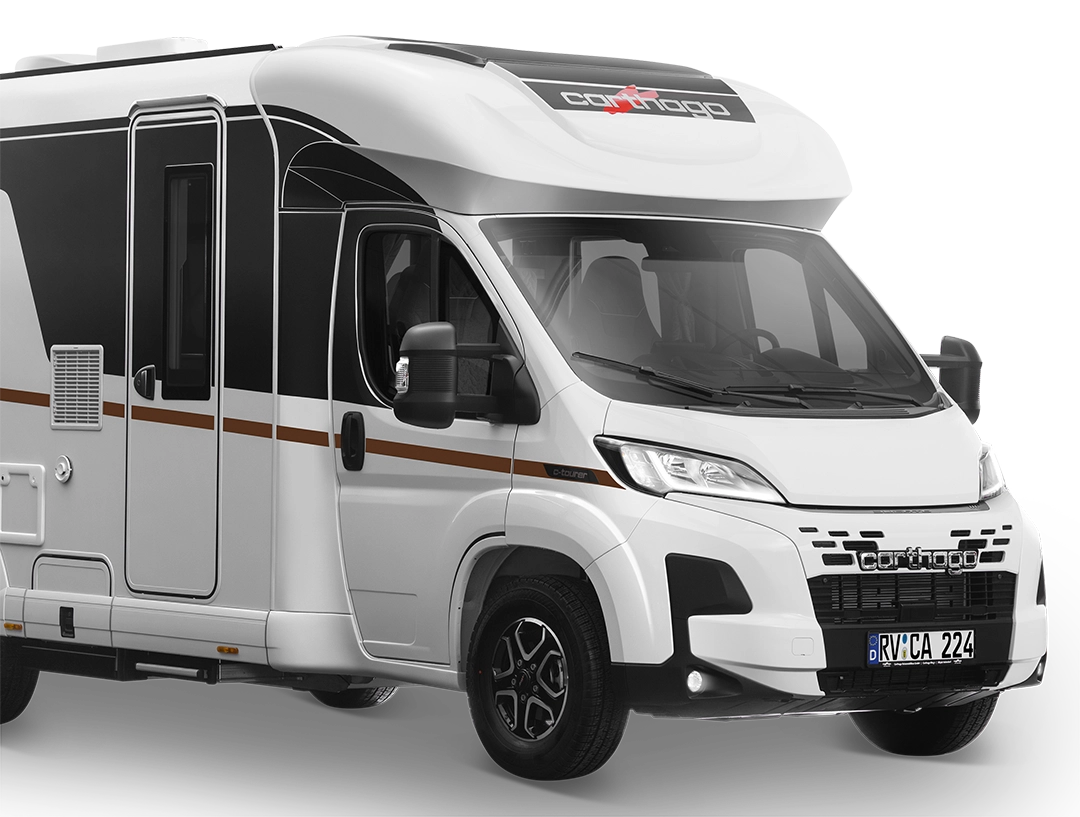Weißer Carthago C-Tourer (teilintegriertes Wohnmobil), nach rechts geneigt, vor einem neutralen Hintergrund.