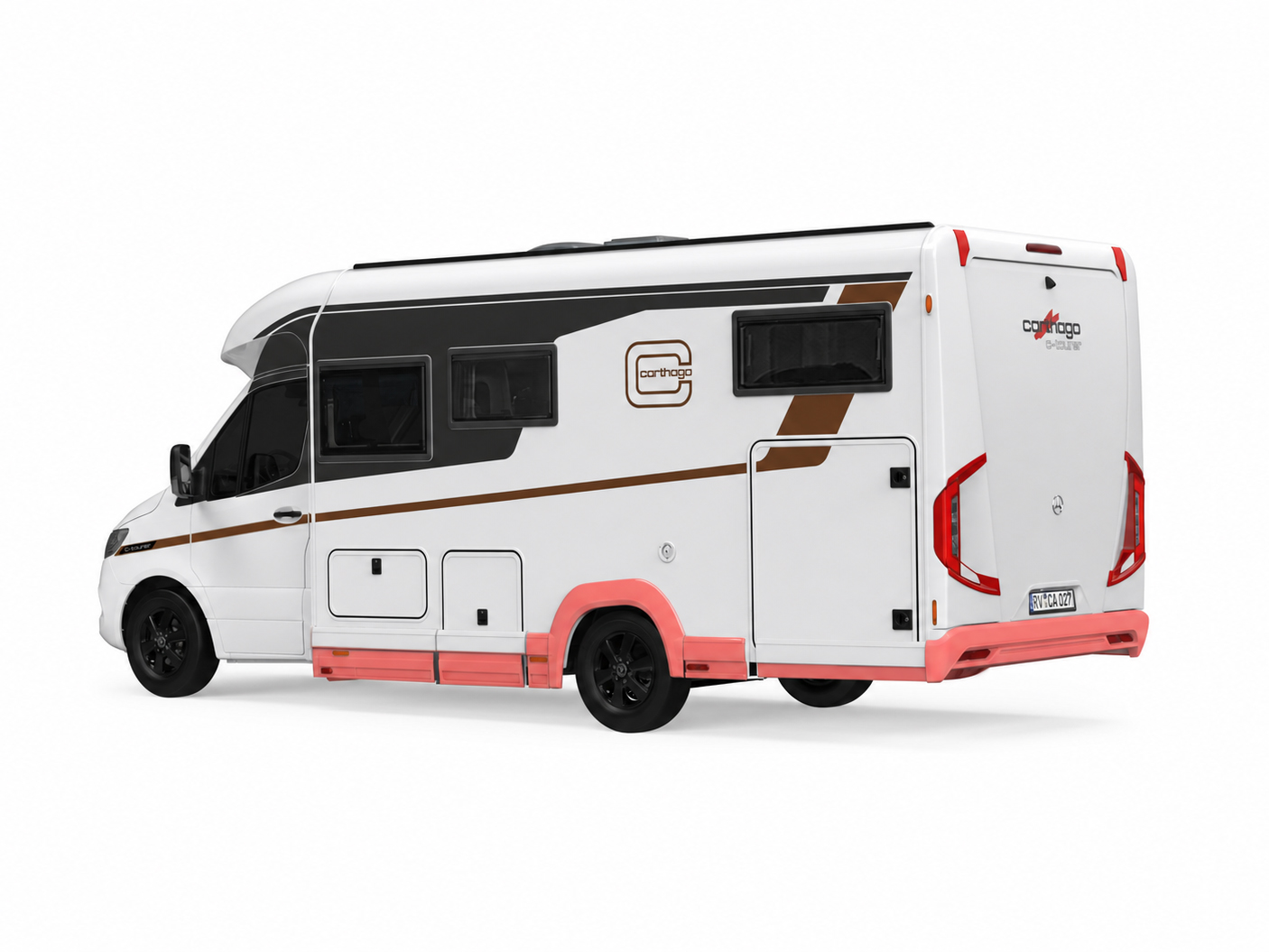 Rückansicht eines weißen, teilintegrierten Carthago C-Tourer-Wohnmobils mit korallenrosa Unterverkleidung und schwarzen Rädern.
