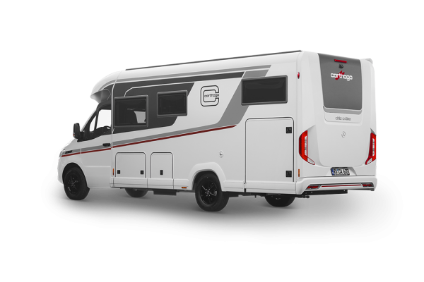 Weißes Carthago Chic C-Line-Wohnmobil, gesehen aus dem hinteren Dreiviertelwinkel.