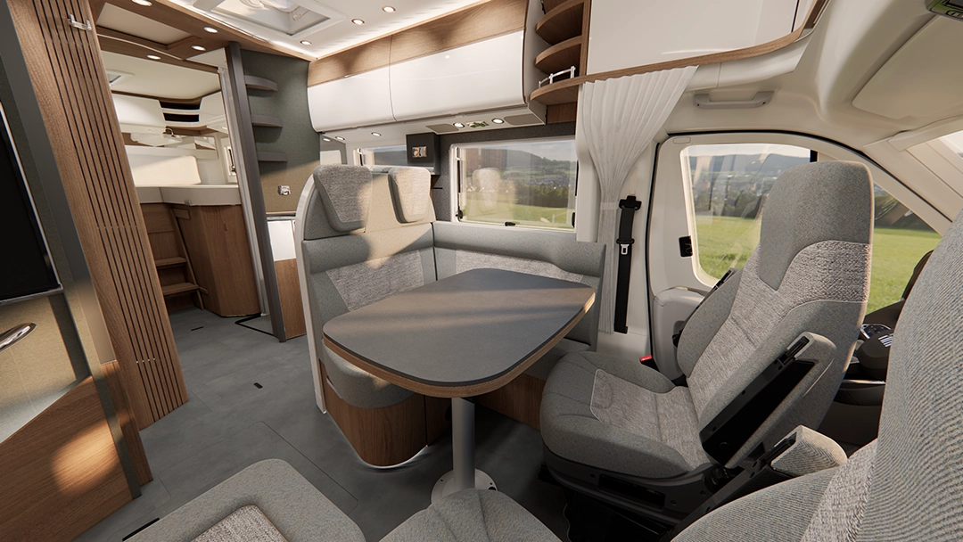 Innenraum eines teilintegrierten Carthago c-tourer-Wohnmobils mit einem Esstisch mit grau gepolsterten Sitzen, einem drehbaren Fahrersitz und einem Schlafbereich im Heck.