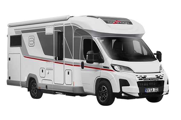 Weißes Carthago-Wohnmobil, von vorne im Dreiviertelprofil gesehen.